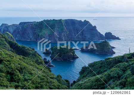 岬の展望台から見下ろす美しい夕暮れのヒリゾ浜の紺碧の海。 大根島などの無人島や小島、地磯が見える。 岬の展望台から見下ろす美しい夕暮れのヒリゾ浜の紺碧の海。 大根島などの無人島や小島、地磯が見える。 120662861