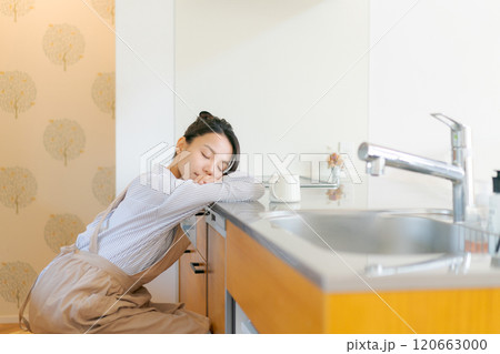 キッチンで落ち込む女性 120663000