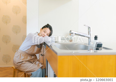 キッチンで落ち込む女性 120663001
