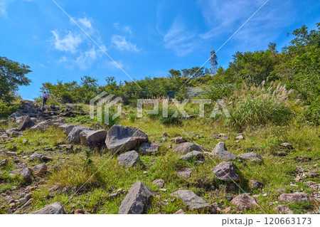 夏の群馬県 赤城山(地蔵岳)の大沼側の山頂間近から山頂を見る 夏の群馬県 赤城山(地蔵岳)の大沼側の山頂間近から山頂を見る 120663173