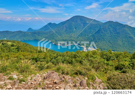 夏の群馬県赤城山 地蔵岳山頂から黒檜山、駒ヶ岳、大沼方面を見る 夏の群馬県赤城山 地蔵岳山頂から黒檜山、駒ヶ岳、大沼方面を見る 120663174