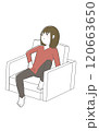 気怠げにソファーへ座る女の子 120663650