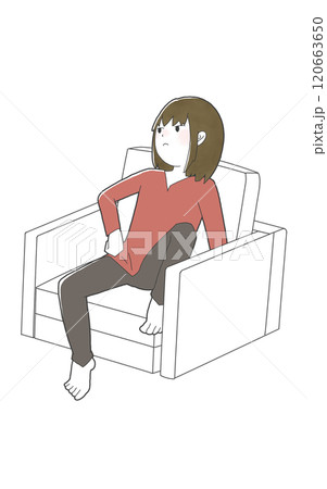 気怠げにソファーへ座る女の子 120663650