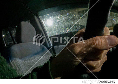 夜、雨の中の車の運転 夜、雨の中の車の運転 120663843