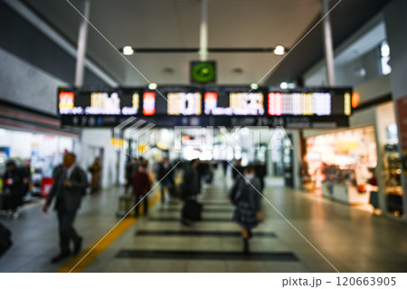 発車標と歩行者のぼかし風景 120663905