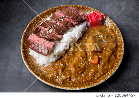 Kare rice with beef grilled 120664457