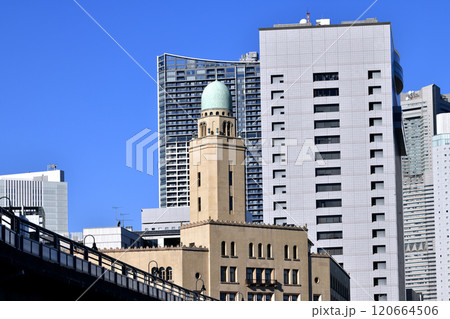 日本の横浜都市景観 歩道橋のある街。横浜税関や横浜市役所、みなとみらいなどを望む＝11月28日 120664506