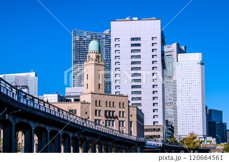 日本の横浜都市景観 歩道橋のある街。横浜税関や横浜市役所、みなとみらいなどを望む＝11月28日 120664561