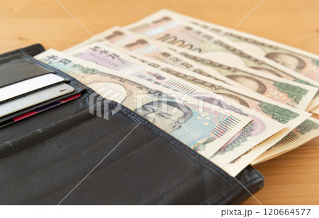 財布から出ていくお金　新紙幣　財布とお札 120664577