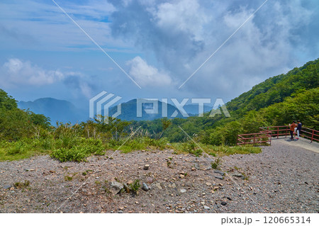 夏の群馬県立赤城公園 雲が湧き立つ鳥居峠 120665314