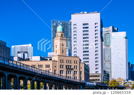 日本の横浜都市景観 歩道橋のある街。横浜税関や横浜市役所、みなとみらいなどを望む＝11月28日 120665359