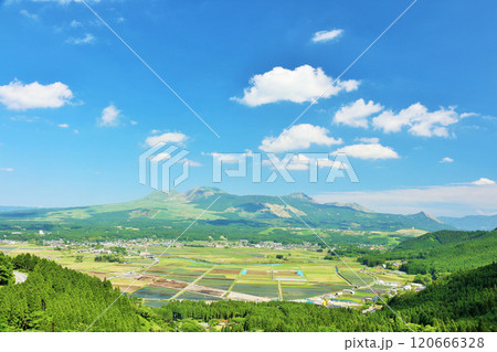 熊本県　青空の阿蘇 120666328