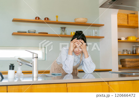 キッチンで落ち込む女性 120666472