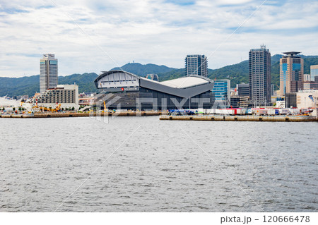 神戸港・遊覧船から見たメリケンパークの建築中の新アリーナと神戸市街 神戸港・遊覧船から見たメリケンパークの建築中の新アリーナと神戸市街 120666478
