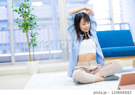 タブレットでYouTube動画を見ながら自宅で運動する若い女性 ヨガ ストレッチ ダイエット 健康 タブレットでYouTube動画を見ながら自宅で運動する若い女性 ヨガ ストレッチ ダイエット 健康 120666882