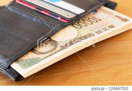 財布とお札 新紙幣 一万円札と財布 財布とお札 新紙幣 一万円札と財布 120667501