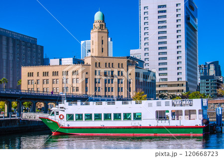 日本の横浜都市景観 歩道橋のある街。横浜税関やピア象の鼻観光船乗り場などを望む＝11月28日 120668723