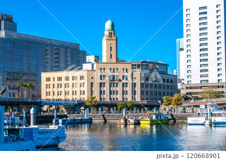 日本の横浜都市景観 歩道橋のある街。横浜税関などを望む=11月28日 日本の横浜都市景観 歩道橋のある街。横浜税関などを望む=11月28日 120668901