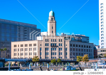 日本の横浜都市景観 歩道橋のある街。横浜税関や横浜市役所、みなとみらいなどを望む=11月28日 日本の横浜都市景観 歩道橋のある街。横浜税関や横浜市役所、みなとみらいなどを望む=11月28日 120668905