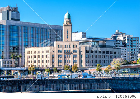 日本の横浜都市景観 歩道橋のある街。横浜税関や横浜市役所、みなとみらいなどを望む＝11月28日 120668906