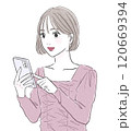 両手でスマートフォンを操作する笑顔の女性 120669394