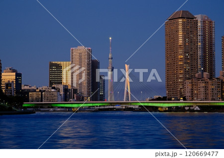 東京スカイツリーと夕闇の湾岸エリア 120669477