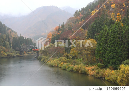 只見線「雨の日の紅葉した山肌と第四只見川橋梁」 120669495