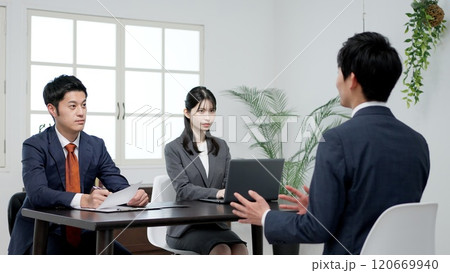就職活動で面接をするビジネスパーソン	 120669940
