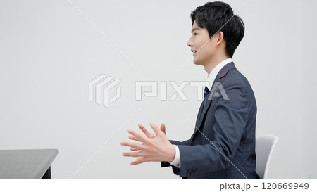 面接でアピールするビジネスマン 120669949