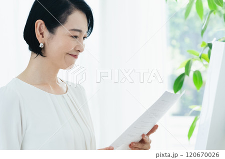 書類を見るビジネスウーマン 書類を見るビジネスウーマン 120670026