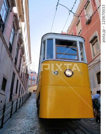 リスボンのケーブルカー　（ポルトガル） 120670033