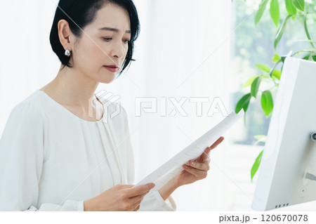 書類を見るビジネスウーマン 書類を見るビジネスウーマン 120670078