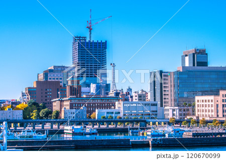 日本の横浜都市景観 歩道橋のある街。神奈川県庁や観光船、関内駅前の再開発事業などを望む＝11月28日 120670099