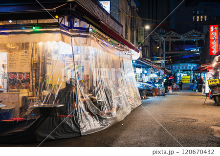 ソウル 夜の南大門市場 ソウル 夜の南大門市場 120670432
