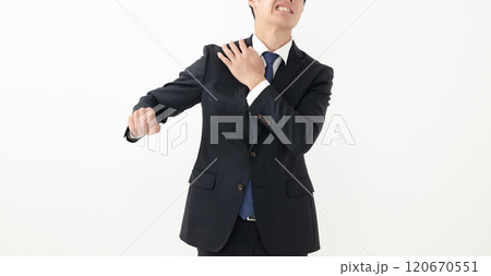 肩が痛い男性 120670551
