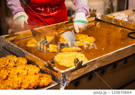 ソウル 夜の南大門市場 チヂミ屋台 ソウル 夜の南大門市場 チヂミ屋台 120670664