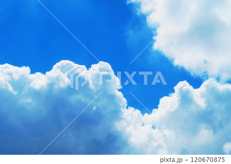 2024年の真夏の青空と白雲の美しい風景 120670875