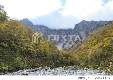 紅葉が見ごろの谷川岳一ノ倉沢 紅葉が見ごろの谷川岳一ノ倉沢 120671185