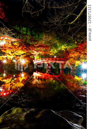 ライトアップされた紅葉と池に映る橋　醍醐寺 120671321
