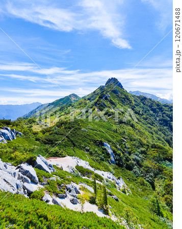 夏の烏帽子岳・南沢岳登山（烏帽子岳～南沢岳：烏帽子岳方面の眺め） 120671488