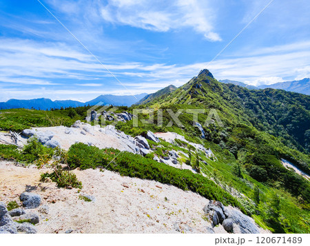夏の烏帽子岳・南沢岳登山(烏帽子岳~南沢岳:烏帽子岳方面の眺め) 夏の烏帽子岳・南沢岳登山(烏帽子岳~南沢岳:烏帽子岳方面の眺め) 120671489