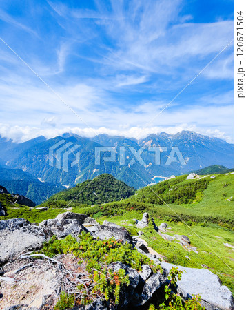 夏の烏帽子岳・南沢岳登山（南沢岳山頂から立山方面の眺め） 120671504