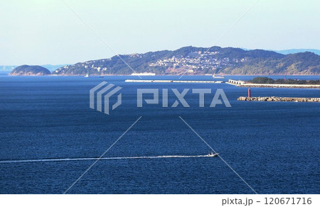 雑賀崎灯台から加太・友が島方面を望む 和歌山市 雑賀崎灯台から加太・友が島方面を望む 和歌山市 120671716