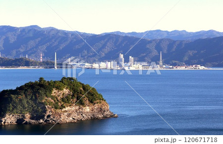 雑賀崎灯台からマリーナシティ方面を望む　和歌山市 120671718