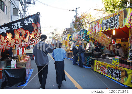 二人で縁日を歩く。色んな出店の看板メニューに魅かれながら心も何処かに 二人で縁日を歩く。色んな出店の看板メニューに魅かれながら心も何処かに 120671841