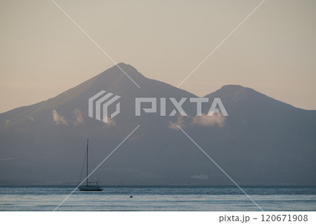 朝焼けの猪苗代湖と磐梯山　 120671908