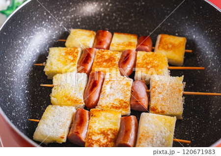 フライパンで焼くパンとウインナー 120671983