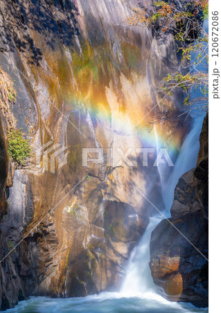【滝素材】秋の昇仙峡・仙娥滝と虹【山梨県】 120672086