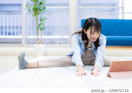 タブレットでYouTube動画を見ながら自宅で運動する若い女性 ヨガ ストレッチ ダイエット 健康 タブレットでYouTube動画を見ながら自宅で運動する若い女性 ヨガ ストレッチ ダイエット 健康 120672118