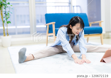 タブレットでYouTube動画を見ながら自宅で運動する若い女性 ヨガ ストレッチ ダイエット 健康 タブレットでYouTube動画を見ながら自宅で運動する若い女性 ヨガ ストレッチ ダイエット 健康 120672119